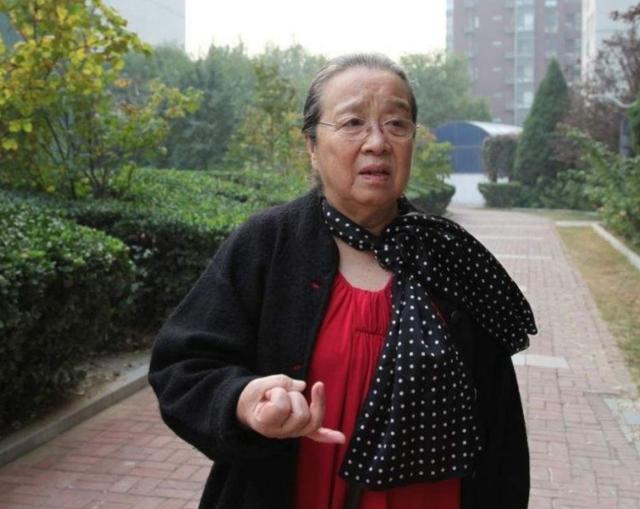 赵薇堕入深渊，容嬷嬷冲上热搜：原来，剧中的反派才是现实的正派