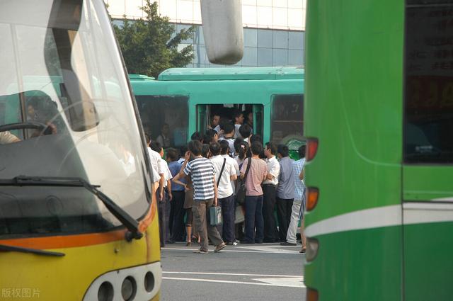 浮缘 鹤梦 小说连载 之005 拥挤的公交车上 发生了令他羞愧的一幕