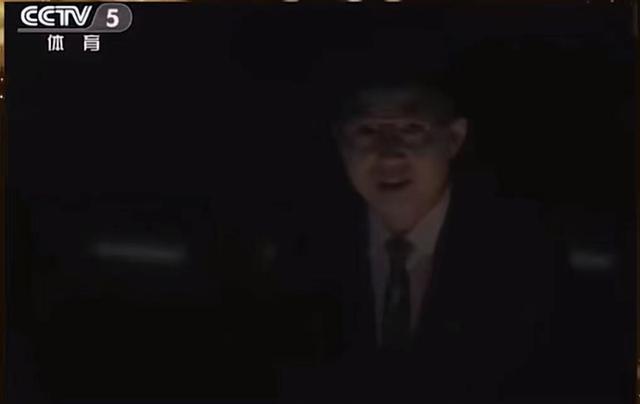 杭州新闻联播主持人直播时严重失态：看看前辈们如何应对突发状况
