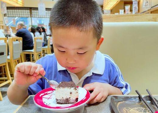 医生呼吁停止食用：比炸鸡还影响发育，提醒宝妈：趁早撤下餐桌