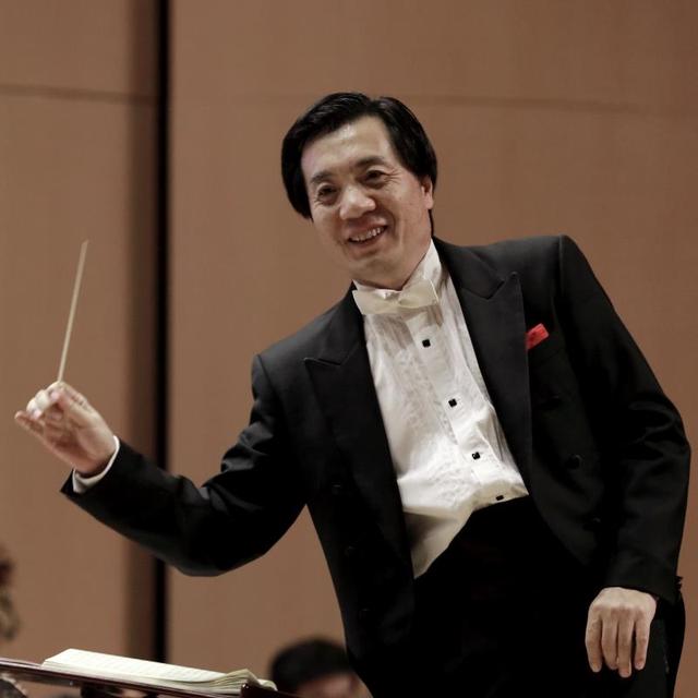 指挥家范焘介绍道:"这场大型视听交响音乐会上,许多经久不衰的中国