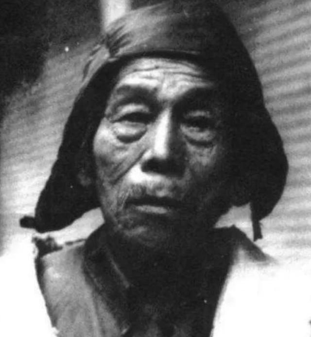 1981年，他躲入深山“登基”，发展了55名佳丽，其中还有村镇干部