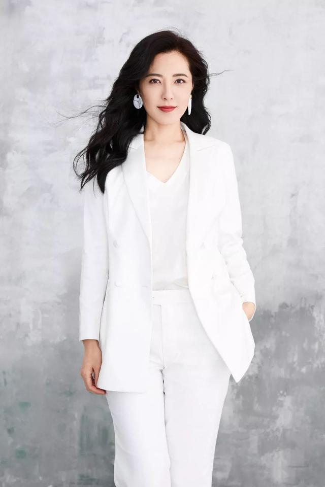 曾黎虽然也出了不少作品,但始终没有塑造出一个可以取代"颜如玉"的