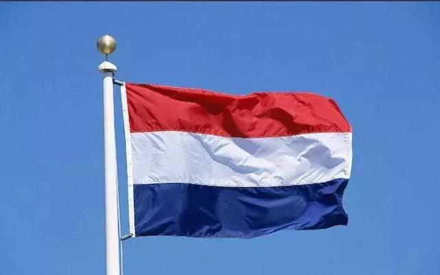 荷兰国旗17 世纪末,俄国彼得大帝到荷兰学习先进技术,也把红白蓝三色