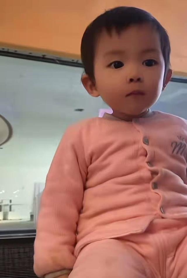 67岁生宝宝：爸爸再次直播，被人质疑用孩子赚钱，应该多陪孩子