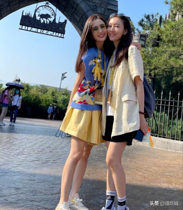 佟丽娅离婚后带儿子逛环球影城，网友拍到陈思诚身影：的确是他