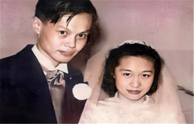 杨振宁100岁生日，45岁翁帆一袭红裙笑颜如花，18年婚姻证明爱情