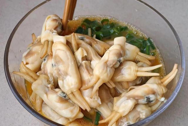 蛏子爆蛋，福建人特爱吃的家常菜，这样做太香了，吃一次就忘不了