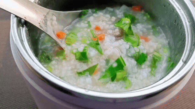 入秋后给孩子煮粥有窍门，记住3点，驱寒暖胃又营养，助力成长