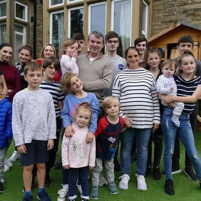 英国夫妻生娃“上瘾”，31年生22个孩子，他们是如何养活家庭的？