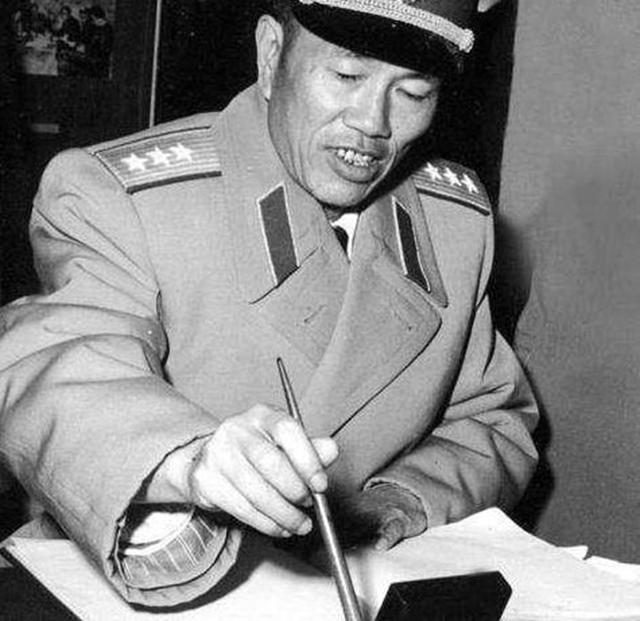 彭德怀回国，邓华请求粟裕接任朝鲜战场总指挥，毛主席为何拒绝？