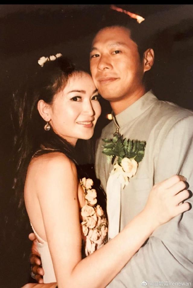 55岁温碧霞庆结婚21年 和富豪老公似两代人 至今不生仍被宠上天 太阳信息网