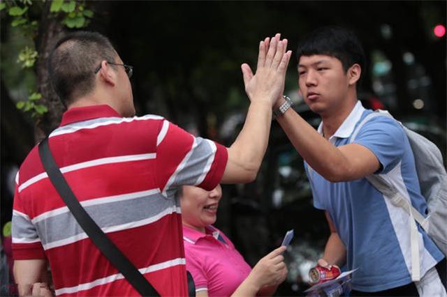 学霸都是天生的吗，并不完全是，学霸父母的辛酸又有谁知道