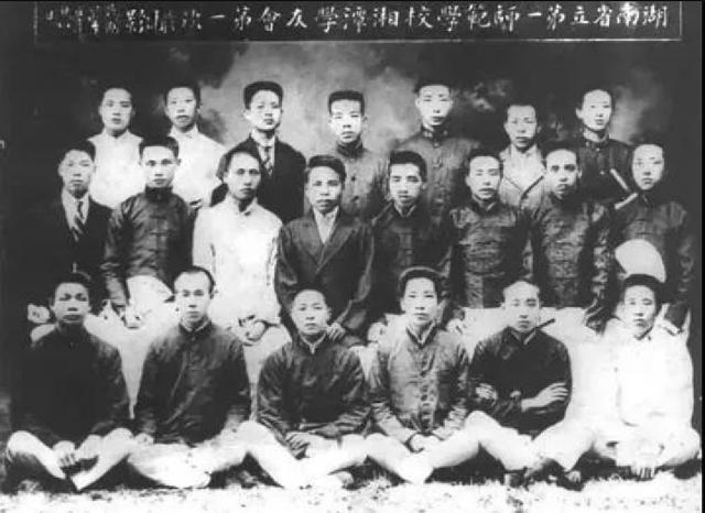 毛主席24岁浑身是胆，率领100多学生兵智取3000北洋兵，全部缴械