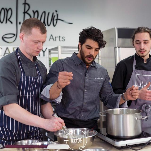 烘培师一个月大概多少钱（烘焙师工资收入怎么样）