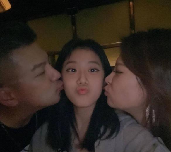 孙志浩:贾静雯女儿过16岁生日，生父孙志浩与后妈出镜，吻其脸颊显亲密