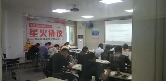 玩噱头,赌概率,欺诈营销…… 说是公考培训,倒像赌场暗坑