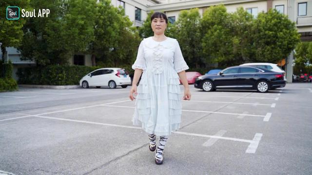 55岁阿姨穿Lolita逛街买菜：“女人至死是少女。”