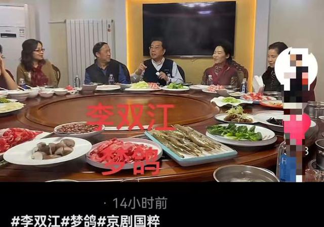 82岁李双江现身饭局，心情好高歌一曲现场掌声不断，却惹网友吐槽