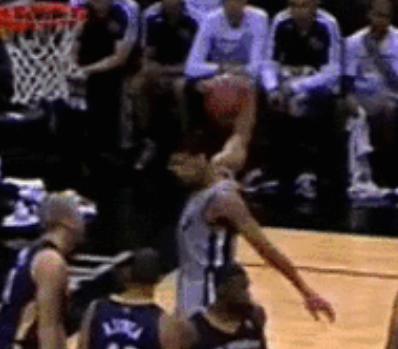 图看NBA五大爆笑瞬间：邓肯大风车“暴扣”，阿泰防守扒对手球裤