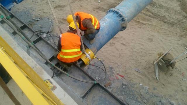 钢管横撑安装及支撑架设端部节点图如下:钢管斜撑安装斜撑与围护结构