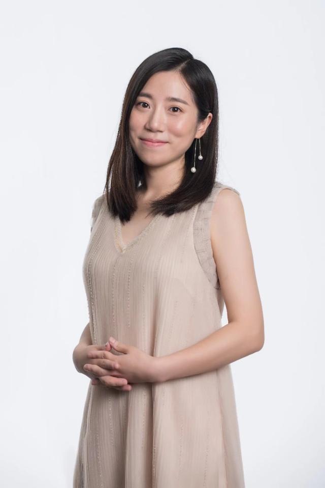 资讯：朋友圈里充斥着正能量，东方证券美女分析师分享她的独特研究模式，对互联网与教育的研究不只是数据