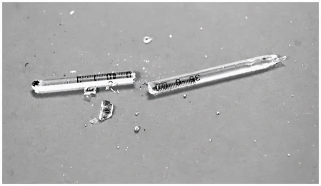 孩子量体温误吞水银，妈妈逼孩子喝下生鸡蛋液，医生竖起大拇指