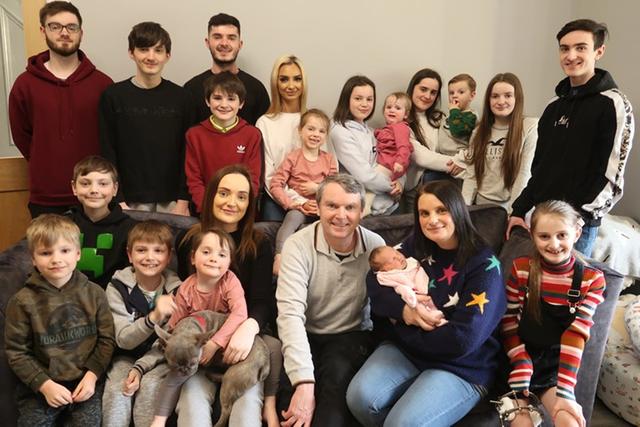 英国夫妻生娃“上瘾”，31年生22个孩子，他们是如何养活家庭的？