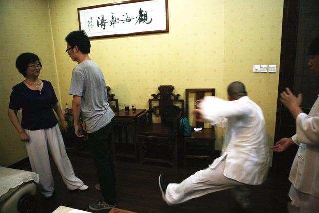 闫芳年轻是不是很漂亮（闫芳年轻时是漂亮的纺织女工）(4)