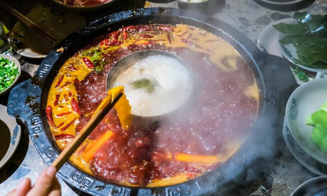 晚上吃苹果容易伤胃？医生建议：晚上最好不要吃这4种食物