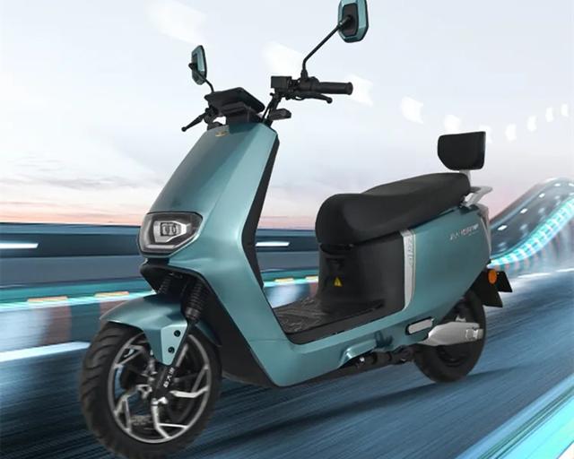 新大洲A18电动车评测：搭载72V23Ah石墨烯二代电池，续航100公里