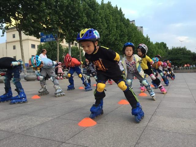 孩子运动年龄有要求，多名女孩因一种兴趣班导致残疾，妈妈要上心