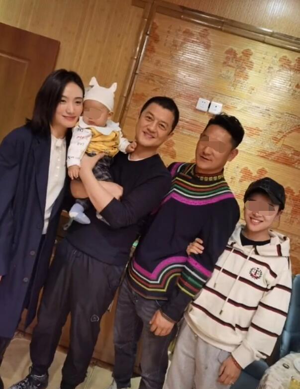 51岁李亚鹏再当爸！王菲“满脸的嫌弃”成全了老李“双重的幸福”
