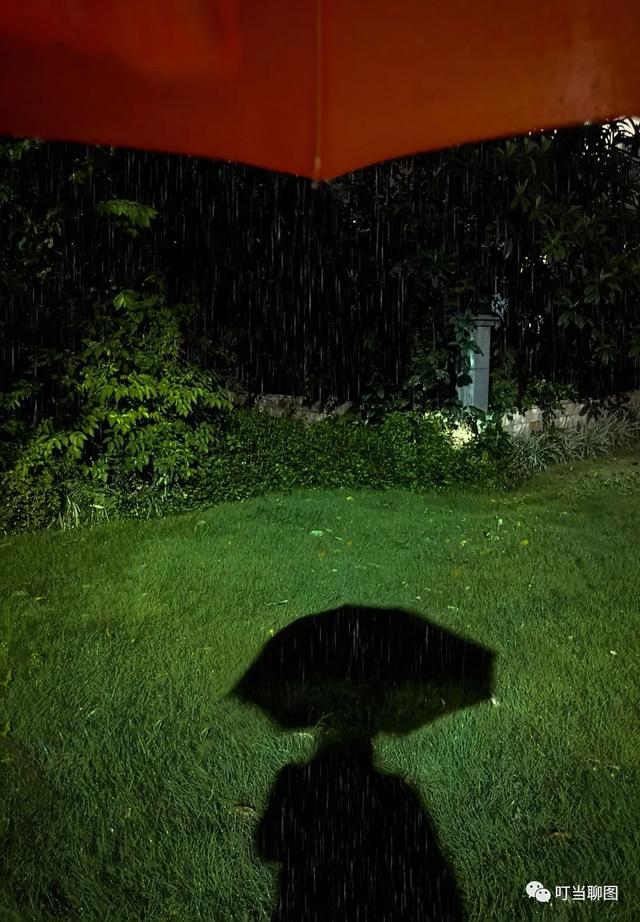 下雨时的场景图片