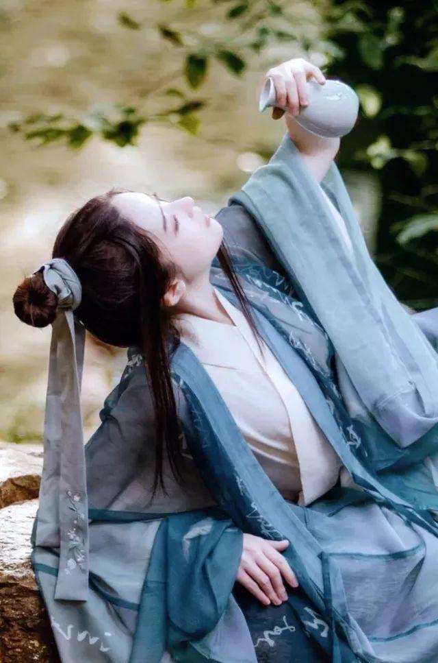 酒意浓心亦醉的句子(醉意微醺的古诗)