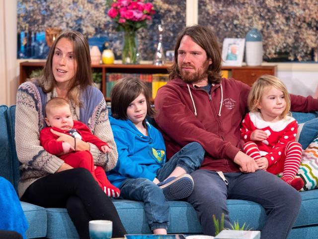 不上学，不吃药，不打疫苗，英国夫妇育儿方法震惊全国