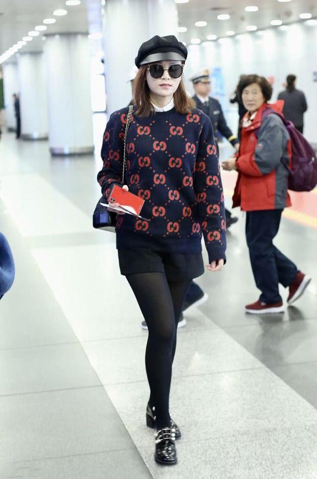 叶一茜这次选择的是,一条黑色的丝袜搭配裤子,但袜子还增加了一点透肉