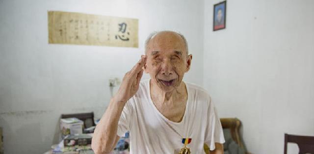 江苏失明老人日本大印暴露身份，为不麻烦政府隐姓埋名71年，部队派6辆坦克接