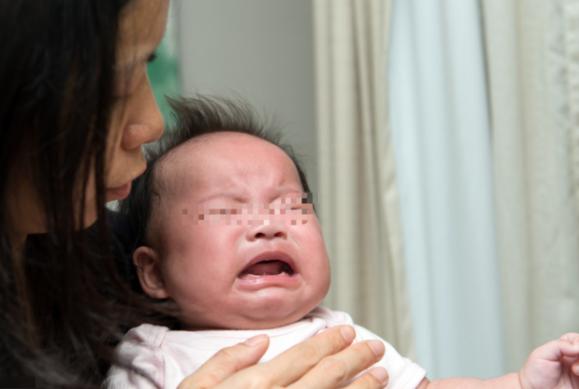 3岁宝宝半夜惊醒，手指向窗外哇哇大哭，次日全家连夜搬走