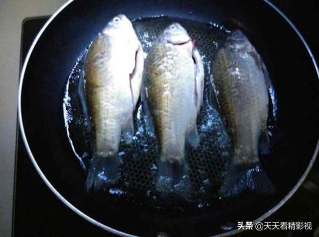 给孕妇做鲫鱼汤怎么做（大厨教你做一道孕妇都可以喝的汤）(3)