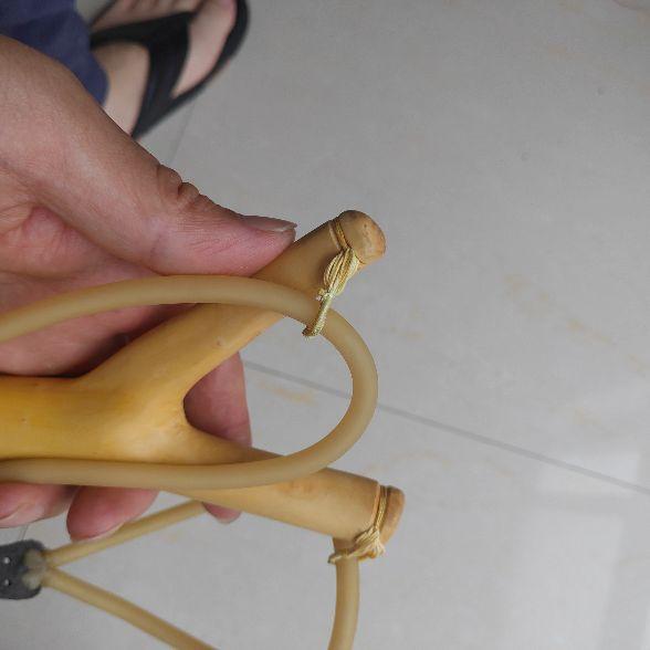 弹弓皮筋的绑法,木头弹弓怎么上扁皮筋(皮筋的绑法非常关键)