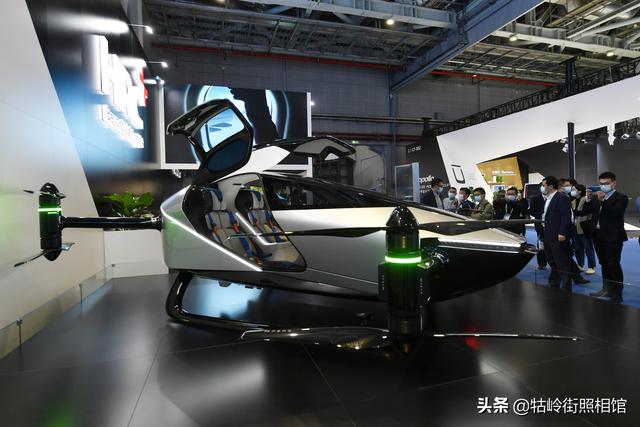 探访第四届进博会汽车馆 新能源成主流 畅想未来出行