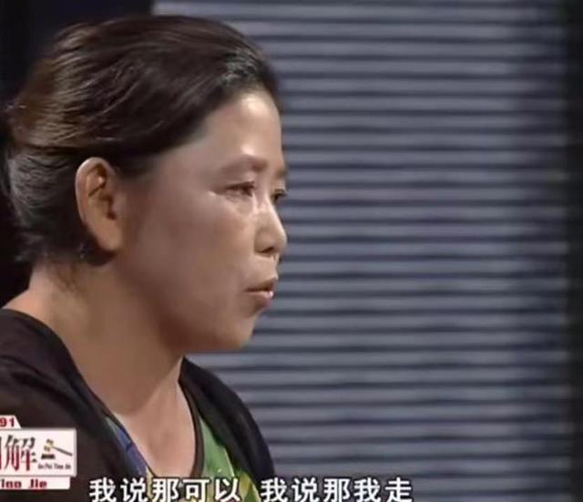 女儿不给继母倒水，写下2页“悔过书”，观察员为何看了齐落泪？