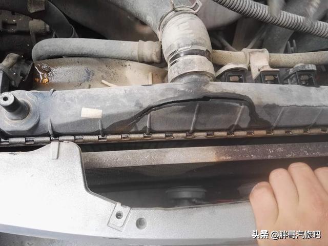 凯越水箱放水开关在哪