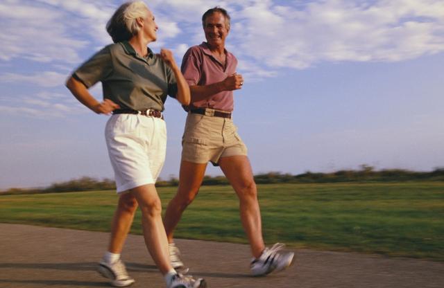 年纪越大，膝盖越疼？医生呼吁：56岁后常吃这5物，或可缓解