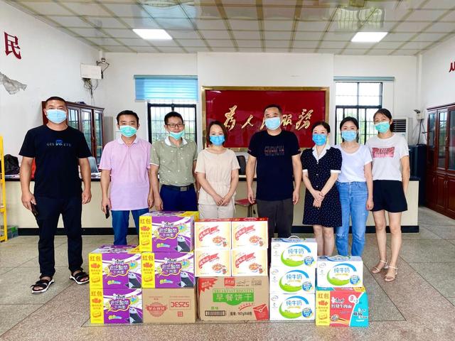 岳阳县妇联看望慰问防疫一线工作人员