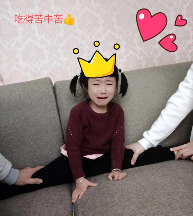 女儿练舞蹈：爸爸帮忙手动压腿，女儿痛得哭喊，妈妈内心纠结...
