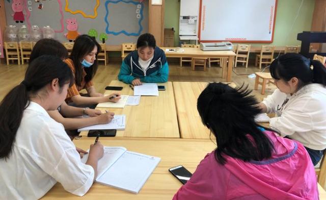 一到节假日，幼儿园提前半天就放学，家长们纳闷了：赶着休假吗？