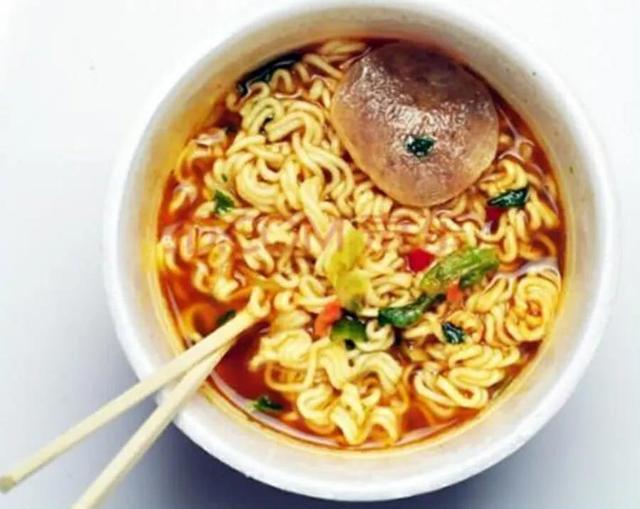 桶装方便面不能吃，内涂层高温融化有毒，危害健康？