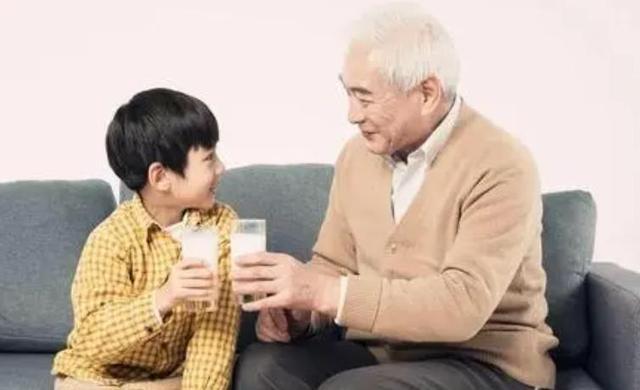 上年纪后疾病加速爆发！牢记“不睡两觉，远离两水”，为长寿助力